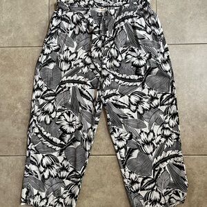SunBay Cottons Tropical Black And White Print Crop Capri Pants Large